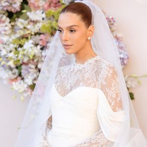 Look de Giovanna Lancellotti ainda contou com uma renda elegante nos braços e colo