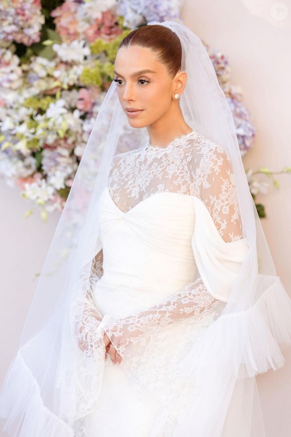 Look de Giovanna Lancellotti ainda contou com uma renda elegante nos braços e colo