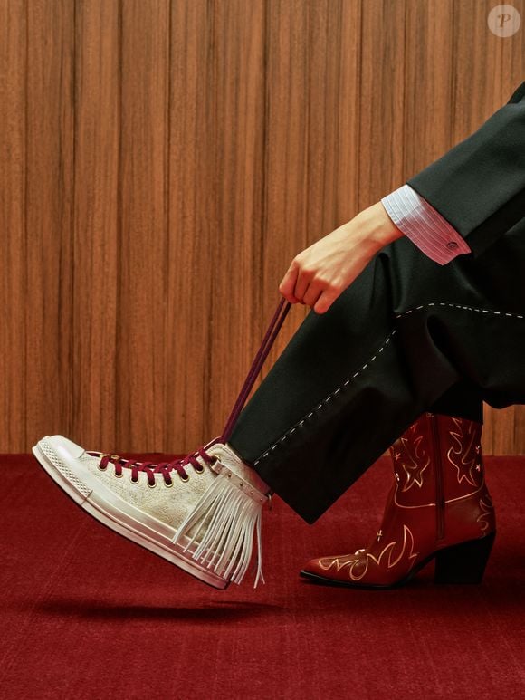 Chuck 70 Ano do Cavalo Cano Alto Bege chega por R$ 899,90, com parcelamento em até 10x de R$ 89,99 sem juros, trazendo ferradura dourada e borlas à clássica silhueta da Converse