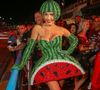 Deborah Secco valorizou os seios em um decote tomara que caia
