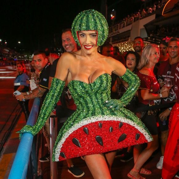 Deborah Secco valorizou os seios em um decote tomara que caia