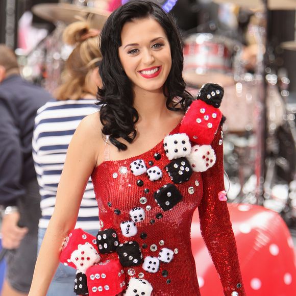 Em 2009, Katy Perry nos apresentou a um look que é pura explosão de cores e texturas! O vestido, todo coberto de dados de pelúcia em tons vibrantes.