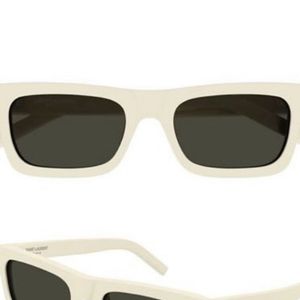 De acordo com o perfil 'Óculos Divos' (oculosdivos), a marca do óculos é da Saint Laurent.