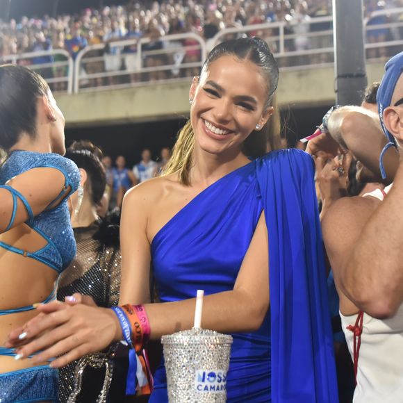 Bruna Marquezine escolheu vestido azul royal assimétrico com capa e detalhe no ombro para Carnaval no RJ.