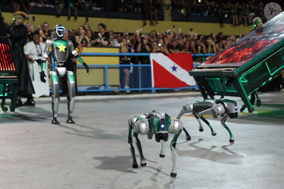 Mocidade leva tecnologia à Sapucaí e desperta curiosidade com o enigmático ‘rádio chinês’.