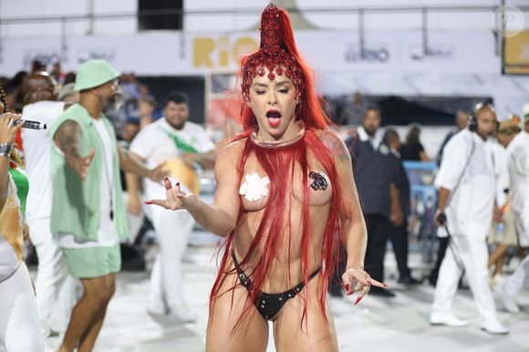 Na sequência, foi a vez da Mocidade Independente de Padre Miguel, que em 2026 presta homenagem a Rita Lee com o enredo Rita Lee, a Padroeira da Liberdade. Fabíola de Andrade, rainha de bateria da verde e branca desde 2024, apostou em um look vermelho impactante, performático e nada óbvio