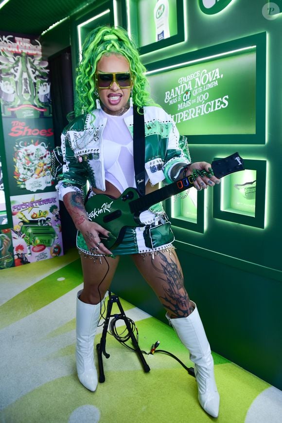 Gloria Groove: a artista entrega uma proposta cyberpunk marcante em tons de verde e branco, combinando jaqueta cropped estruturada com tachas e correntes a um minissaiote de cintura alta repleto de bolsos utilitários e ilhoses. O visual ganha ainda mais atitude com o body vazado, óculos escuros de armação amarela, tranças dreadlocks verde-neon e botas cano alto brancas de bico fino