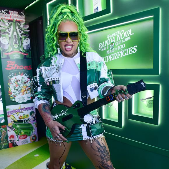 Gloria Groove: a artista entrega uma proposta cyberpunk marcante em tons de verde e branco, combinando jaqueta cropped estruturada com tachas e correntes a um minissaiote de cintura alta repleto de bolsos utilitários e ilhoses. O visual ganha ainda mais atitude com o body vazado, óculos escuros de armação amarela, tranças dreadlocks verde-neon e botas cano alto brancas de bico fino