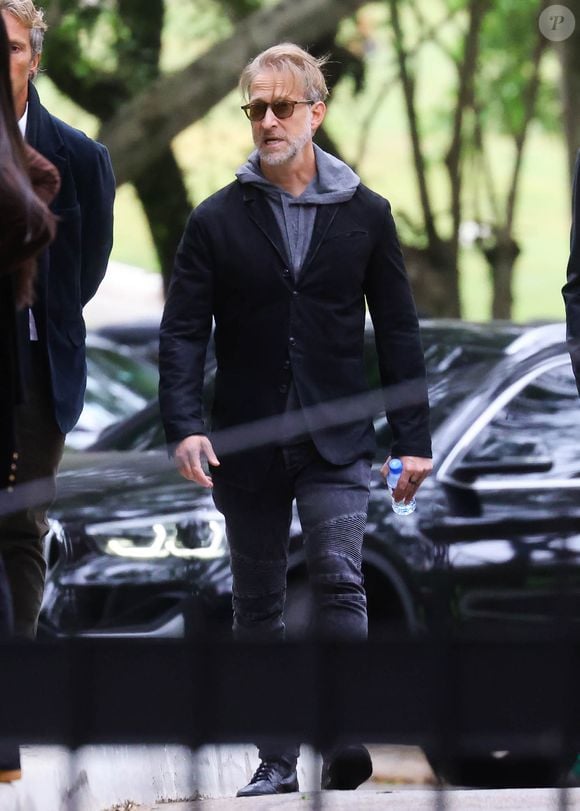 Namorado de Schynaider Moura, Bruno Garfinkel chega ao velório da filha mais velha da modelo