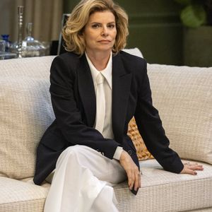 Nos próximos capítulos de 'Vale Tudo', Odete Roitman (Debora Bloch) acaba voltando atrás e recontrata Ivan (Renato Góes) de forma relâmpago.