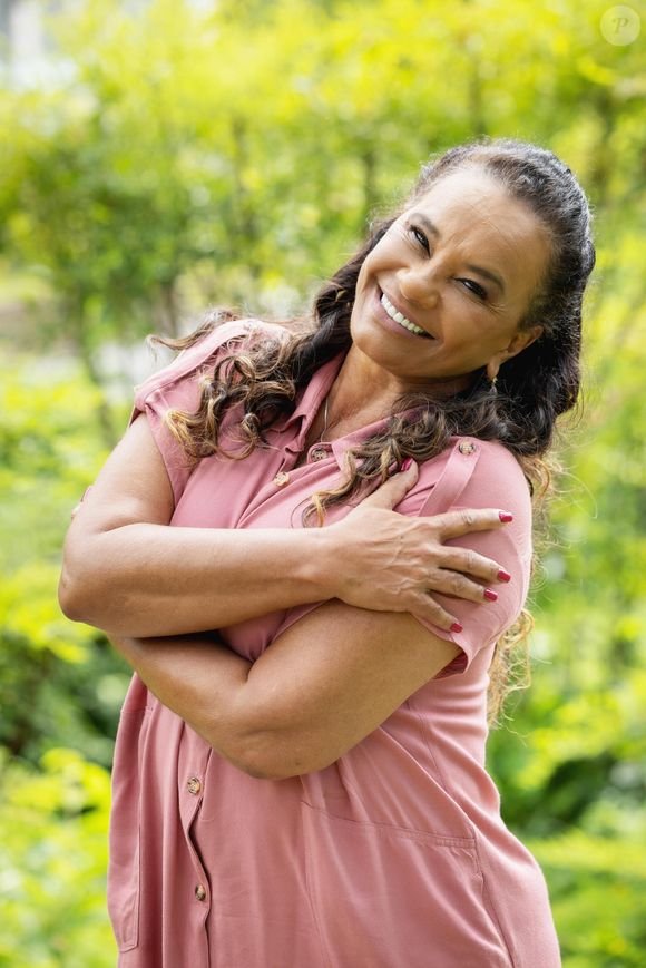 Fora do 'BBB 26', Solange Couto disparou ao resumir sua participação no reality: 'Resolvi me jogar nesse despenhadeiro e caí sentada no meio das pedras. Não é mole, não!'