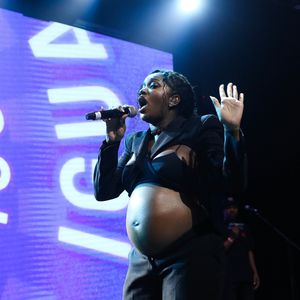 De look all black, Iza cantou em show dos 126 anos do Vasco, em 2024