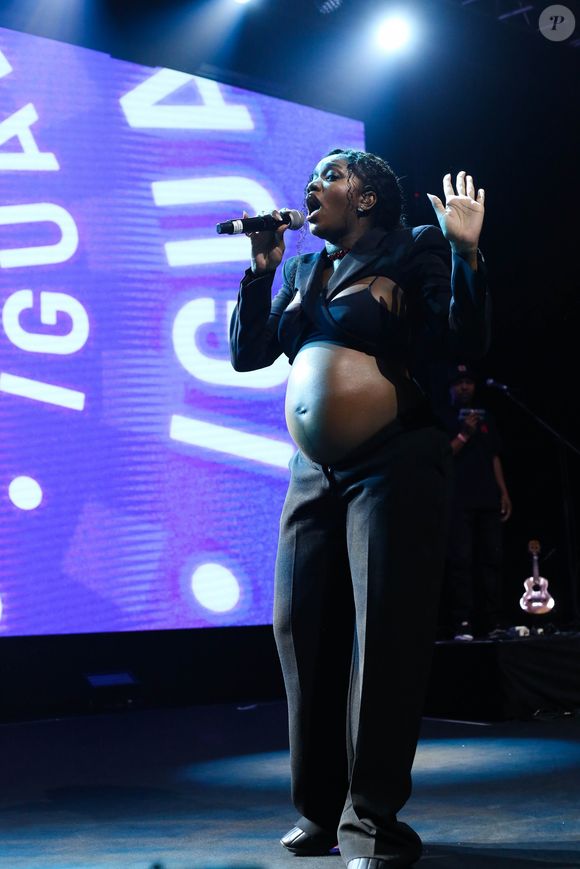 De look all black, Iza cantou em show dos 126 anos do Vasco, em 2024