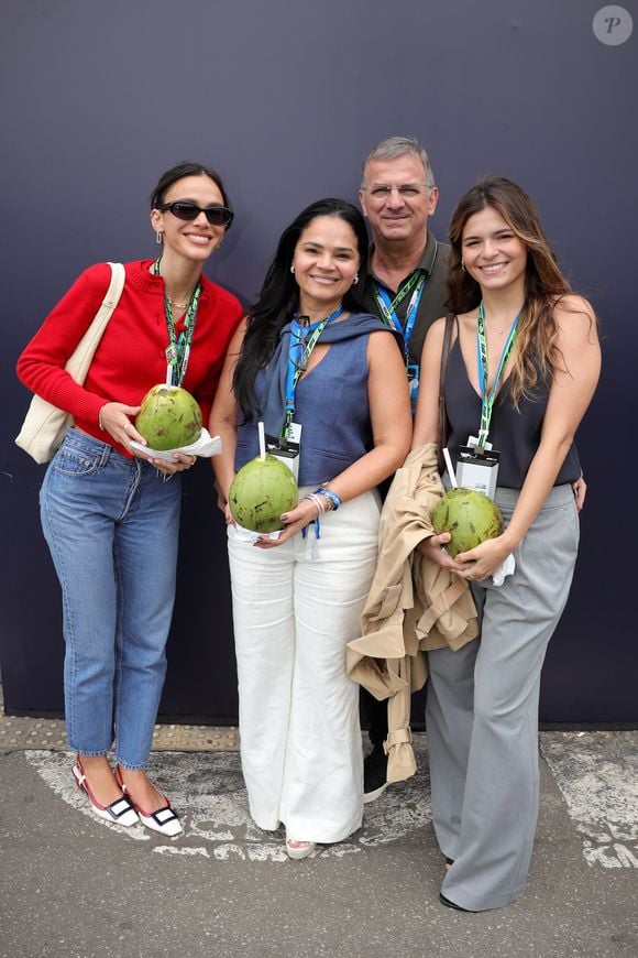 Psicólogo explica: 'Não é a mesma coisa ser o irmão mais velho ou o mais novo. Não é a mesma coisa ter um temperamento ou outro. É muito importante a posição que ocupo dentro da minha família' - na foto, Bruna Marquezine e Luana Marquezine, irmã, com os pais