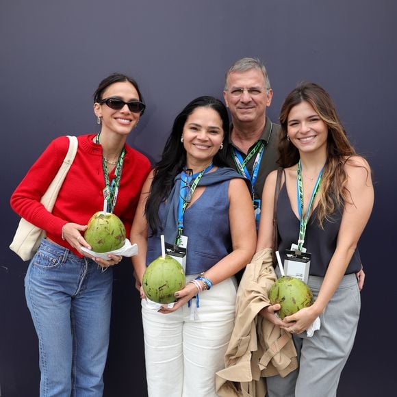 Psicólogo explica: 'Não é a mesma coisa ser o irmão mais velho ou o mais novo. Não é a mesma coisa ter um temperamento ou outro. É muito importante a posição que ocupo dentro da minha família' - na foto, Bruna Marquezine e Luana Marquezine, irmã, com os pais