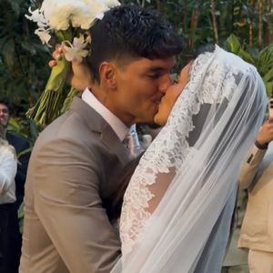 'Você sempre me surpreende com esses presentes da vida. Deus nos deu o maior deles, nosso filho', declarou Gabriel Medina durante a cerimônia de casamento. De acordo com o portal LeoDias, o anúncio surpreendeu familiares e amigos presentes