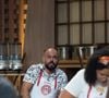 Ricard confere o relógio para saber quanto tempo falta para a prova chegar ao fim no 'MasterChef Brasil 2025'