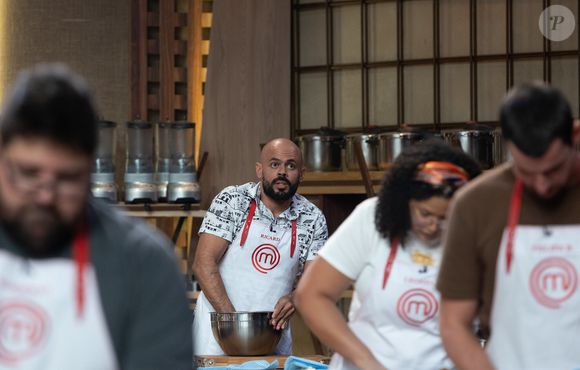 Ricard confere o relógio para saber quanto tempo falta para a prova chegar ao fim no 'MasterChef Brasil 2025'