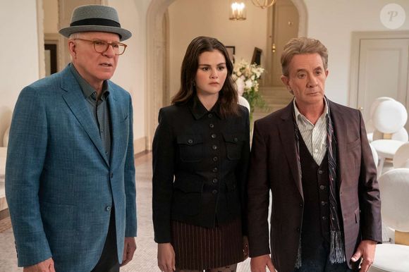 Eles se unem após um assassinato no prédio onde moram e criam seu próprio podcast para tentar desvendar o crime