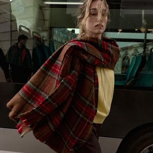 Os acessórios também têm papel importante na construção da produção. Um dos destaques encontrados na Zara é o Lenço Xadrez Desfiado, confeccionado em mistura de tecidos com 7% de lã