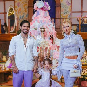 Virgínia Fonseca causou com seu look usado na festa da filha Maria Flor, composto por renda e sobreposições inusitadas