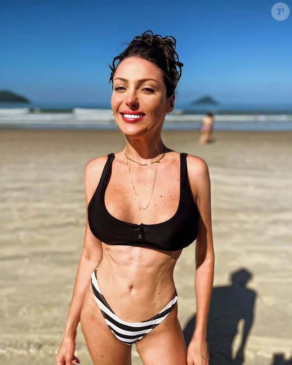 Barbie Humana chegou a mudar o visual e deixar o loiro por um visual moreno