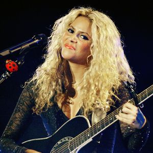 Os anos passaram e Shakira teve uma fase com uma make já mais potente para um dos seus shows