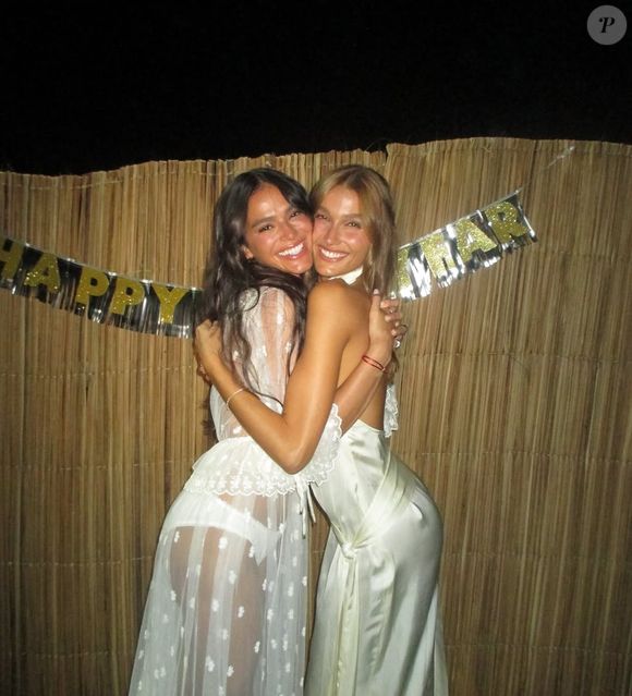 Bruna Marquezine e Sasha Meneghel trocaram looks, viagens e momentos especiais ao longo dos anos. Agora, as amigas decidiram eternizar a relação com tatuagens iguais e emocionaram os fãs
