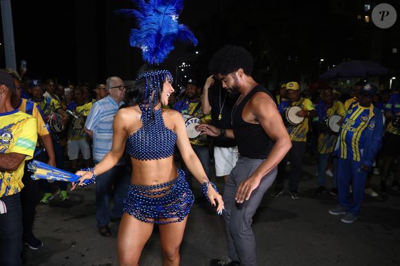 Carnaval 2026: com bumbum de fora, Mileide Mihaile sambou com Diogo Almeida no ensaio da Unidos da Tijuca