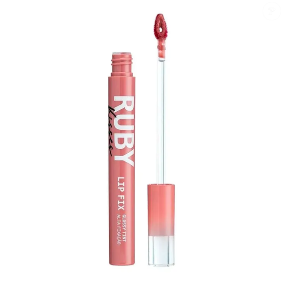 O Lip Fix Glossy Tint, da Ruby Kisses, une cor e brilho em um só produto, mantendo os lábios vibrantes e sofisticados