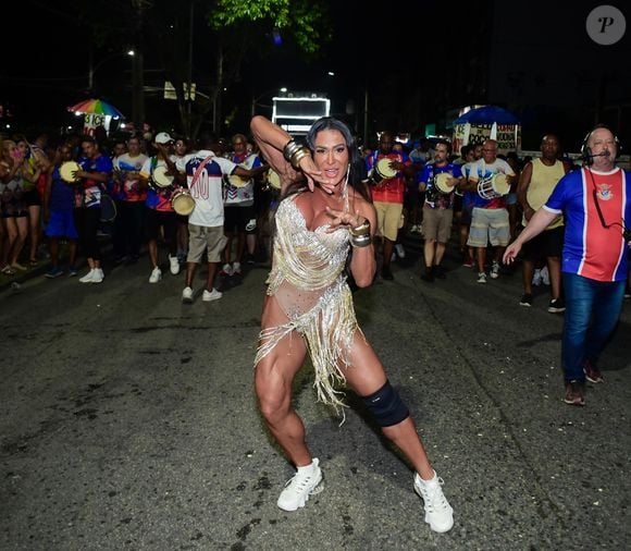 Gracyanne Barbosa vem ensaiando para o carnaval 2026 de tênis após passar por cirurgia no tendão