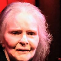 Há 28 anos, Angela Ro Ro foi acusada de andar nua em prédio, tentar por fogo em apartamento e ameaçar síndica de morte: 'Limpar sangue...'