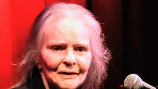 Há 28 anos, Angela Ro Ro foi acusada de andar nua em prédio, tentar por fogo em apartamento e ameaçar síndica de morte: 'Limpar sangue...'