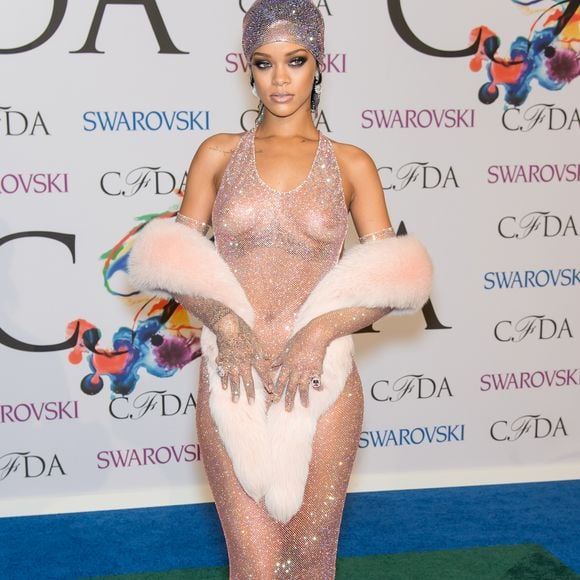 Rihanna aparece vestida com 216 mil cristais Swarovski (2014)