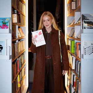 A cor, antes associada a looks mais sóbrios ou neutros, surge repaginada como protagonista de produções modernas, elegantes e versáteis