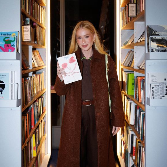 A cor, antes associada a looks mais sóbrios ou neutros, surge repaginada como protagonista de produções modernas, elegantes e versáteis