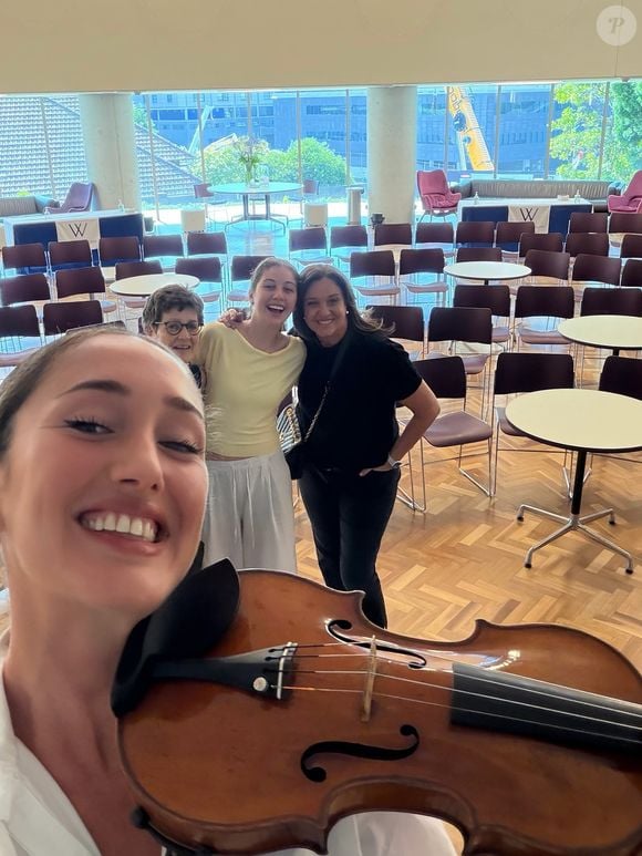 Annabelle Traves comparou sua nova função na Dr. Bombay à própria carreira musical. 'Passei a vida treinando meu ouvido, então espero que meu paladar esteja à altura do mesmo padrão!', afirmou a violinista australiana, escolhida entre mais de 350 mil candidatos para receber US$ 10 mil por mês e experimentar sabores de sorvete pelo mundo