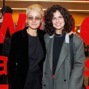 Julia Anquier e Maria Beraldo exibiram os looks estilosos no red carpet do evento