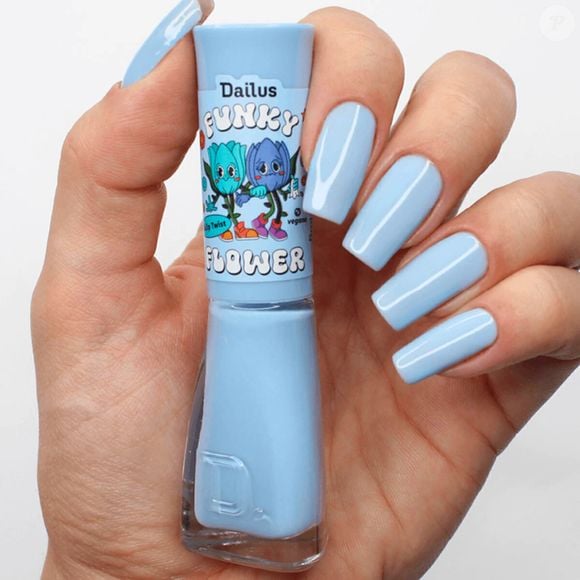 A marca descreve o produto como um azul clarinho inspirado nos dias de verão, céu limpo e bom humor. A tonalidade aparece como alternativa moderna para mulheres que gostam de fugir do óbvio sem abandonar o clima esportivo. O esmalte custa R$ 9,99