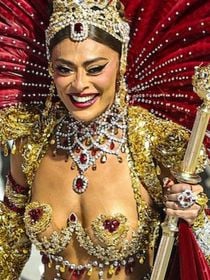 A verdade sobre o preço da fantasia de Juliana Paes no Carnaval 2026: stylist da atriz revela se look exclusivo da Dolce & Gabbana custou mais de meio milhão de reais