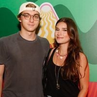 Em meio à polêmica do irmão, Benício, Joaquim Huck surge sorridente ao lado da namorada, Manoela Esteves. Fotos!