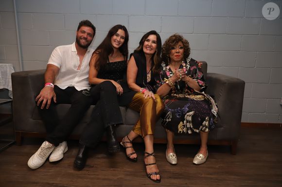 Fátima Bernardes, a filha Bia e o genro Caio no camarim do show de Alcione em foto com a cantora