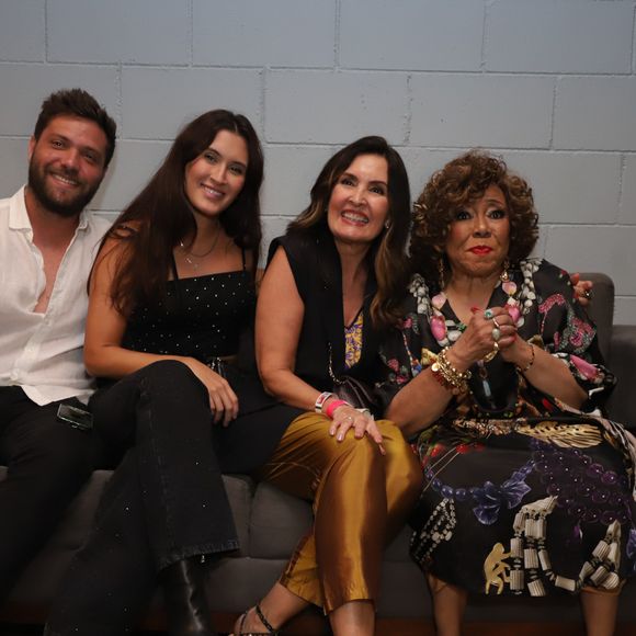 Fátima Bernardes, a filha Bia e o genro Caio no camarim do show de Alcione em foto com a cantora