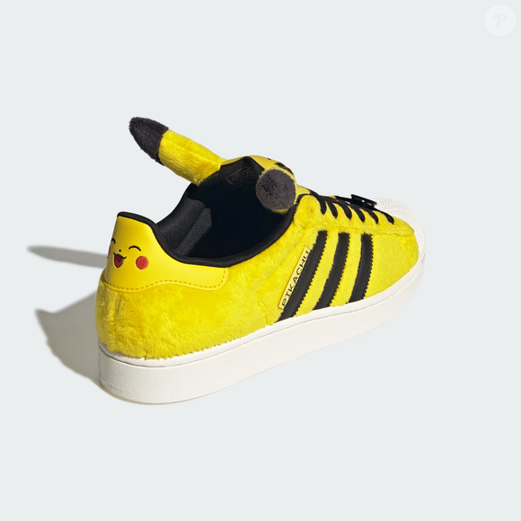 O Tênis adidas Pokémon SUPERSTAR II traz o rabo do Pikachu como pingente de cadarço e orelhas destacadas presas à língua para uma proposta visual inspirada diretamente na criatura
