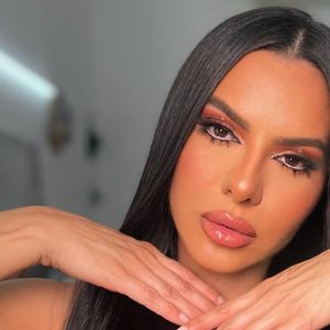 Musa do festival de Parintins, Tamires Brito atualmente é dona de longo cabelo bem escuro