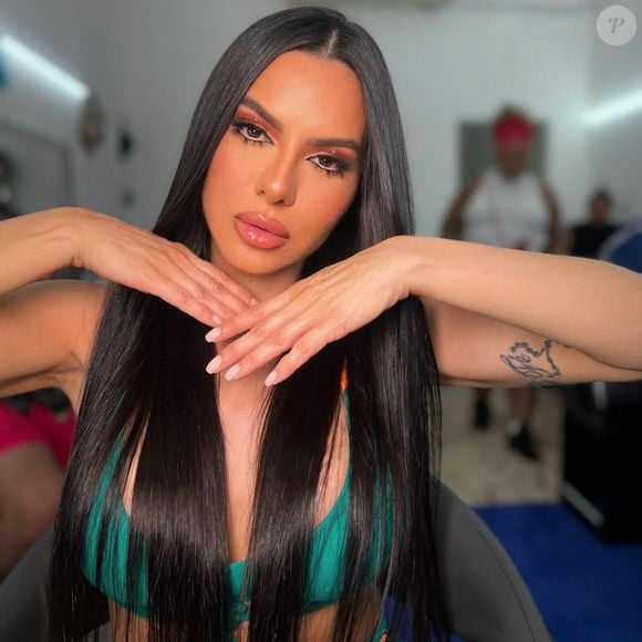 Musa do festival de Parintins, Tamires Brito atualmente é dona de longo cabelo bem escuro