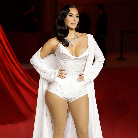 Kim Kardashian falou diretamente com Bianca Censori sobre os looks, na esperança de que ela ‘ouvisse e entendesse por que isso é inapropriado’, mas não surtiu nenhum efeito