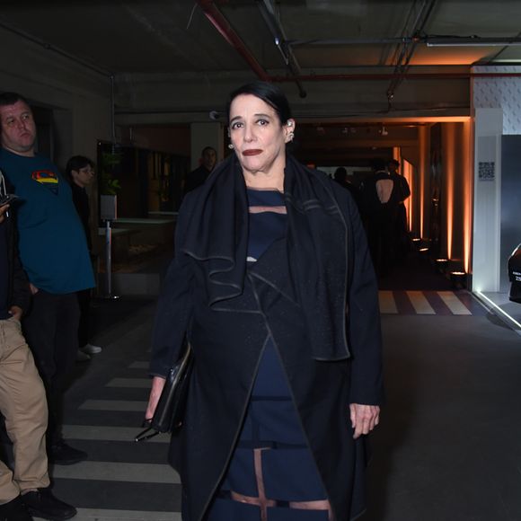 A estilista Glória Coelho surgiu em um longo navy com recortes geométricos em tule, sobreposto a casaco preto oversized que reforça a sofisticação arquitetônica de sua moda