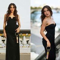 Jade Picon rouba a cena em Paris com acessório inusitado banhado a ouro e look inspirado na série 'Emily em Paris', da Netflix