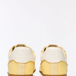 Detalhes em branco creme e solado gum garantem visual limpo, com toque artesanal e influência do estilo gorpcore urbano